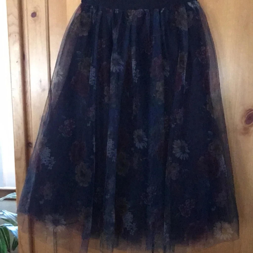 Haute Monde (L) Black Flowing Floral Flowers Yellow/Gold, Red, & Red/White Skirt - Picture 3 of 6